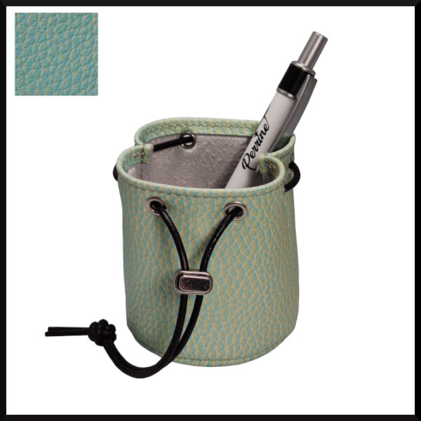 Pot à crayon en cuir couleur iridescente, avec lien de serrage, contenant un stylo blanc