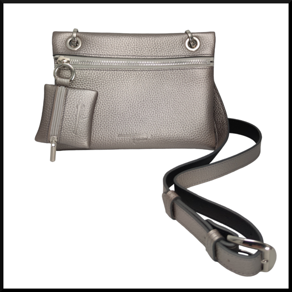 sac pochette en cuir de taurillon de couleur argenté et de forme rectangulaire avec ses oeillets pour fixer sa bandouliére et accompagné de son petit porte monnaie servant de curseur pour ouvrir le sac. nom du sac : constellation